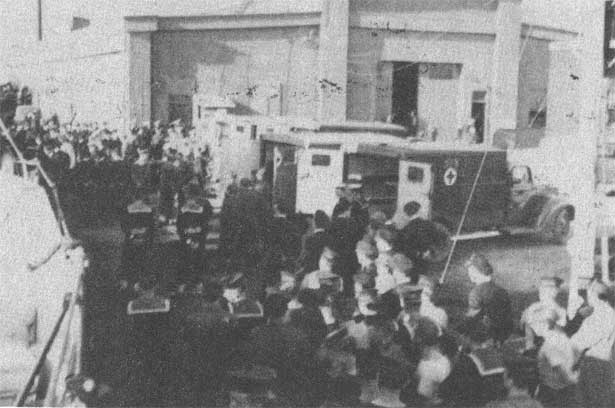 Ambulances Await survivors in Sydney's naval dockyard - Les ambulances attendent des survivants dans le chantier de construction navale naval de Sydney
