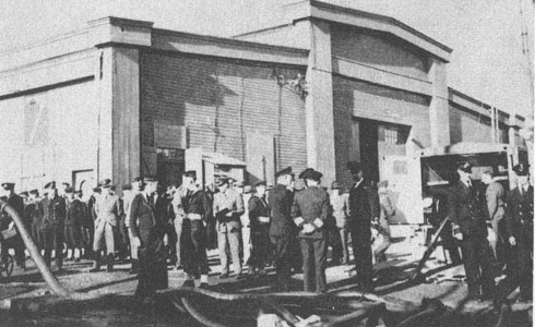Brass waiting to help unload survivors in Sydney - Laiton attendant pour aider � d�charger des survivants � Sydney