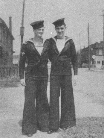 John Rigby, left, with another Grandmere crewman, Fred Fleet - John Rigby, laiss�, avec un autre membre d'�quipage de Grandmere, Fred Fleet