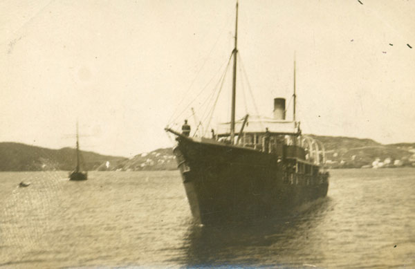 Ethie approaching wharf in Trinity harbour - Quai d'approche d'Ethie dans le port de Trinity