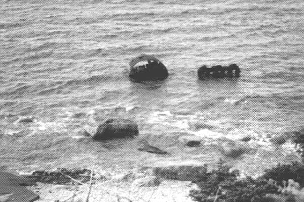 The manifold and boiler remain in the water while the rest of the ship is decaying on shore - La tubulure et la chaudire demeurent dans l'eau tandis que le reste du bateau se dlabre sur le rivage