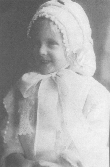This little girl, Betty Munn, shown here, was torn from her father's arms as he struggled to reach safety from the monstrous waves on the deck of the stricken S.S. Florizel, shipwrecked at Cappahayden, Newfoundland - Cette petite fille, Betty Munn, montr ici, a t dchire des bras de son pre pendant qu'il luttait pour atteindre la sret des vagues monstrueuses sur la plate-forme de S.S. Florizel en dtresse, faits naufrage chez Cappahayden, Newfoundland.