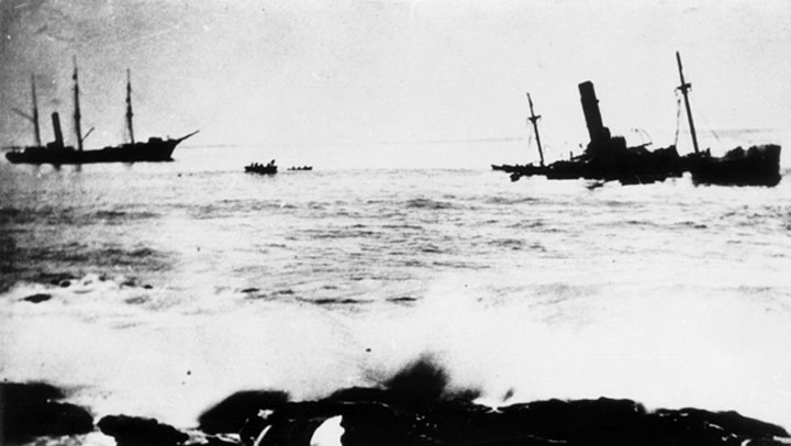 The Florizel on the rocks at Cappahayden, Southern shore.  Terra Nova standing by February 1918 - Le Florizel sur les roches chez Cappahayden, rivage mridional. Terra Nova se tenant prt fvrier 1918
