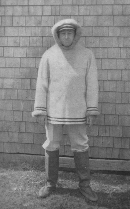 Captain Randell in Arctic kit prior to his first expedition Hudson Bay, Summer 1927 - Capitaine Randell dans le kit arctique avant son premier compartiment de Hudson d'expdition, t 1927