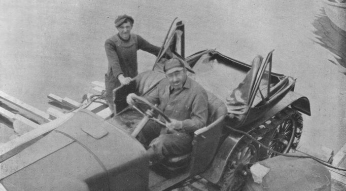 Captain Randell (at the wheel) bringing a motor car ashore at Mistake Bay near Arctic Circle, Summer 1928 - Capitaine Randell ( la roue) apportant une automobile  terre  la Mistake Bay prs du cercle arctique, t 1928