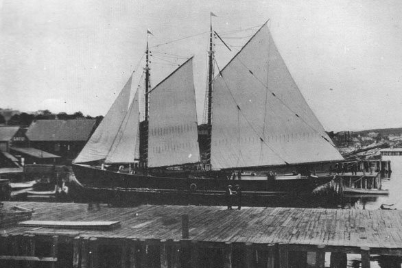 The schooner I'm Alone being fitted with her first suit of sails - Le schooner I'm Alone tant quip de son premier navigue