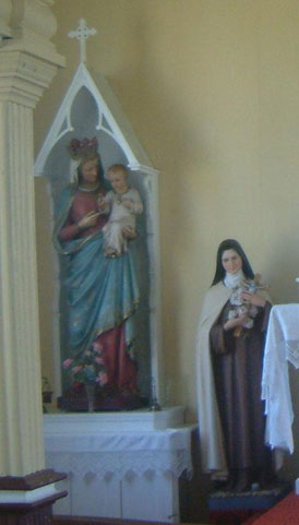 A statue of the Blessed Virgin Mary was presented to the Church of the Most Holy Trinity, Roman Catholic Church, Trinity, Newfoundland and Labrador, Canada by Mrs. Charles Power in memory of her husband who was lost on the S.S. Lion when she sank on January 6, 1882 - Une statue de la Vierge Mary bnie a t prsente  l'glise de la Trinity la plus sainte, glise catholique, Trinity, Newfoundland et au Labrador, Canada par Mme Charles Power dans la mmoire de son mari qui a t perdu sur S.S. Lion quand elle est descendue janvier 6, 1882.