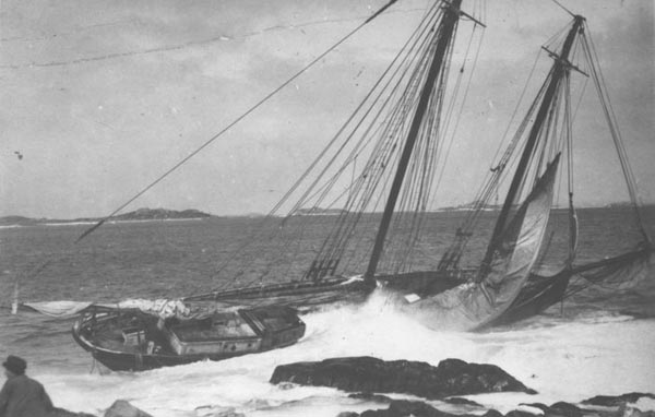 Schooner wrecked on the rocks, March 29, 1913, St. Pierre - Schooner a dtruit sur les roches, mars 29, 1913, St. Pierre.