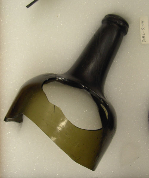 Broken bottle from shipwreck in Trinity Harbour - Bouteille casse de naufrage dans le port de Trinity