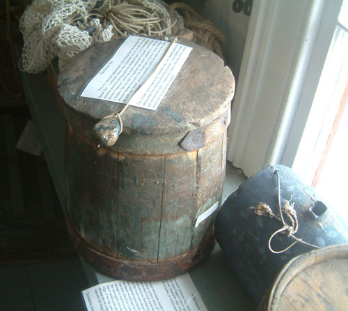 Barrels which were used on schooners to store things - Barils qui ont t employs sur des schooners pour stocker des choses