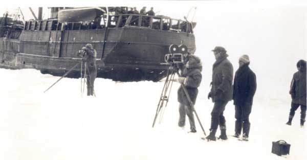 Filming beside the Viking.  Most filming on the ice occured near the ship - Production prs du Viking. La plupart de production sur la glace s'est produite prs du bateau.