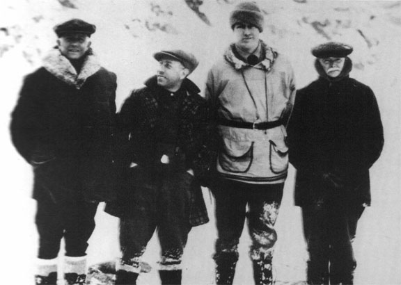 (L-R): George Melford, Director; Maurice Kellerman, Cameraman; Varrick Frissell; S.R. Oakley - (L-R): George Melford, Directeur ; Maurice Kellerman, Cameraman ; Varrick Frissell ; S.R. Oakley